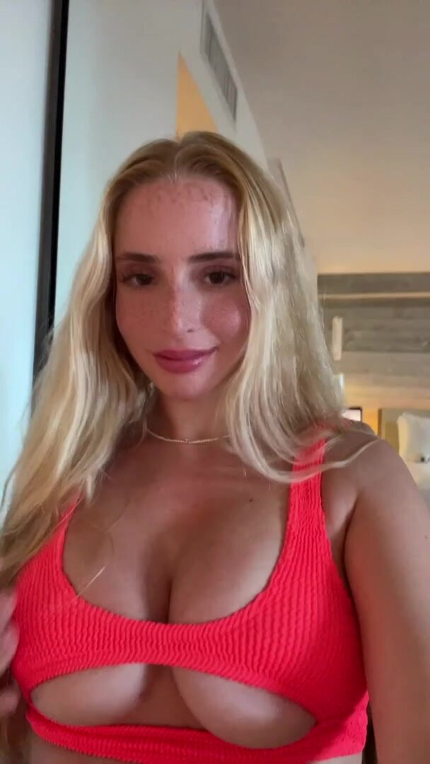 Nice bikni but better without it