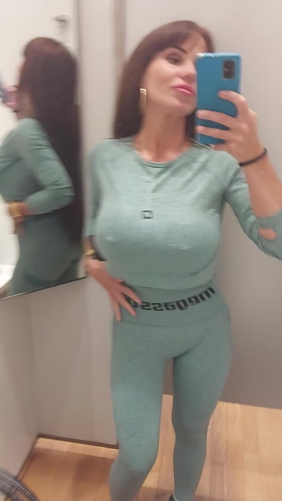 Do you want to bang this married 40-year-old slut?