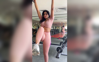 Half Vietnamese, half Indian influencer records her steamy workout in gym