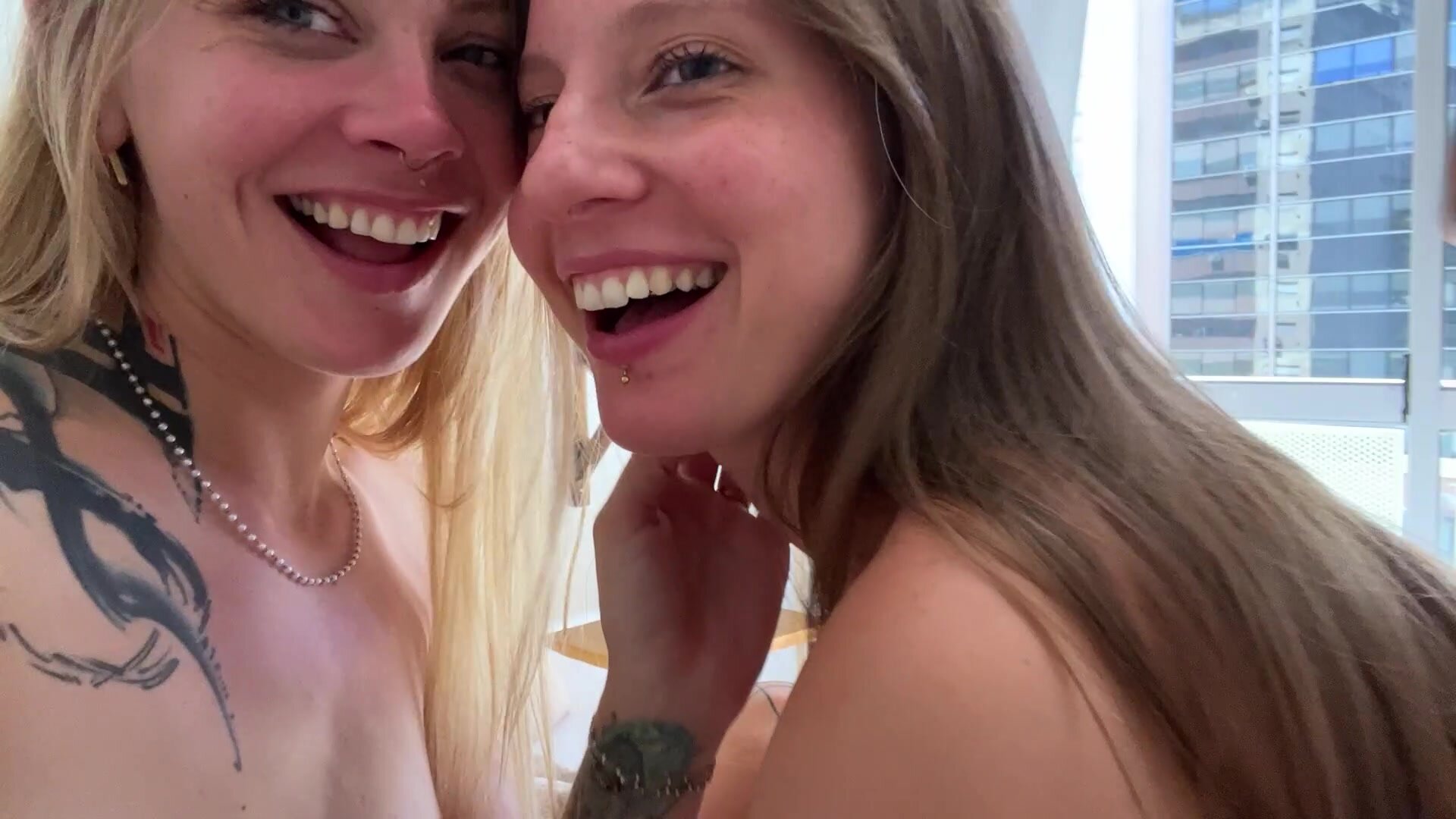 two hotties love their friend