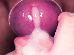Juicy lips lick the head of the  penis while the guy  moans.