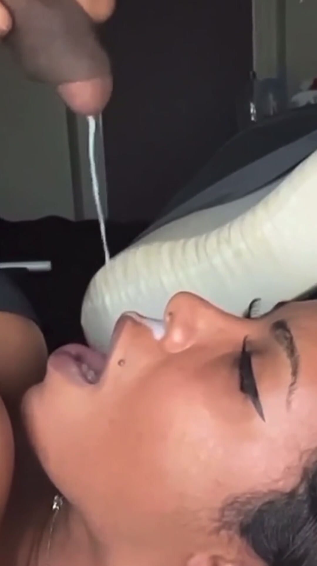 Omg so many cum ropes gushing into her mouth