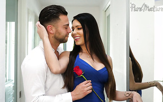 Well preserved MILF Jessica Jaymes receives rose and cock