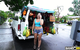 Chubby emigrant from El Salvador Luna Leve hooks up in bangbus