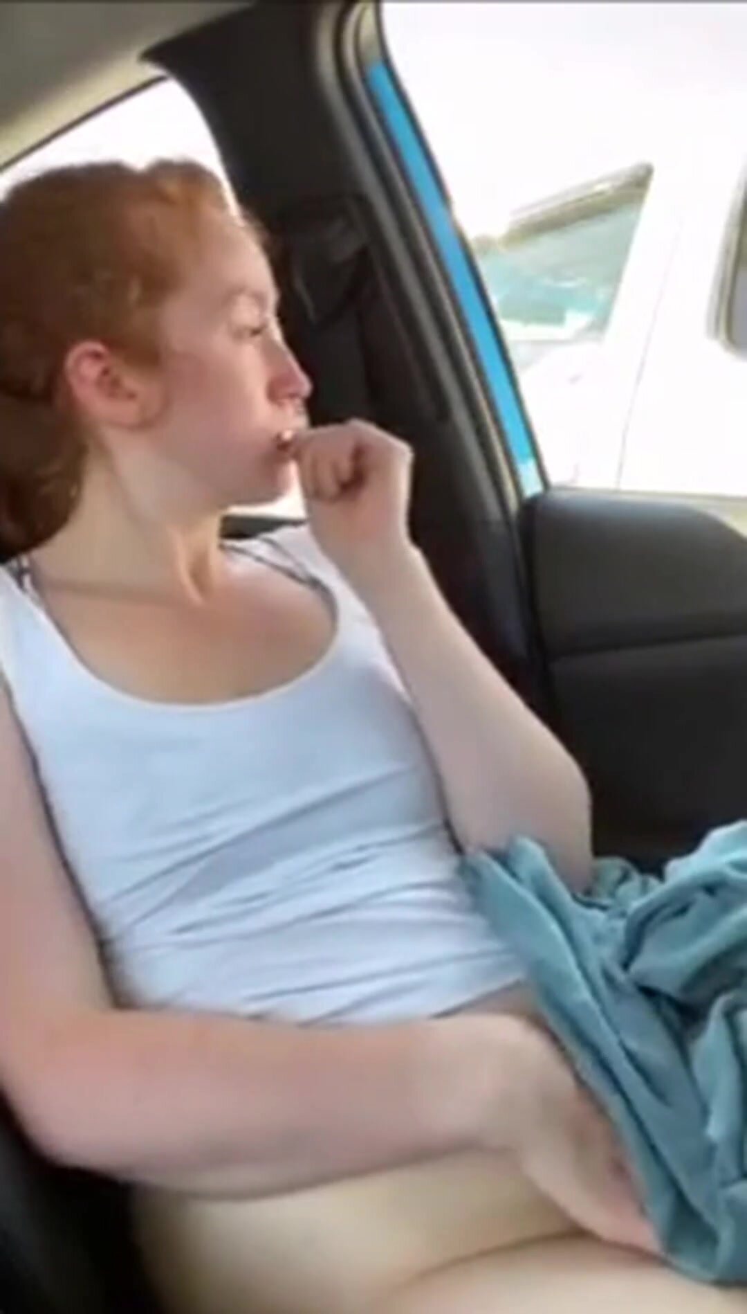 Redhead amateur fingers herself in her car. She announces her orgasm with "Oh fuck! Oh my God, I'm gonna cum!" before repeatedly saying "I'm cumming!"