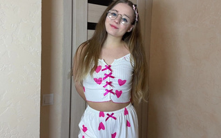 Guy sneaks into bed with his step-sister’s hot young girlfriend and loses control