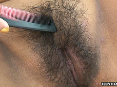 Тайская секс бомба Джой даёт посмаковать её волосатую вагину