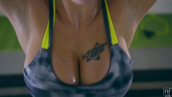 Peta jensen big boob workout