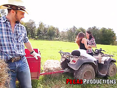 Фермер ебёт двух деревенских девок на тракторе в поле