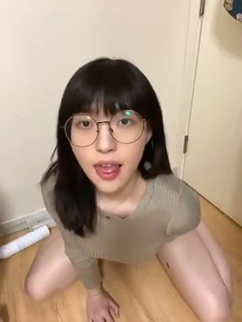 Who'd want to cum all over this pretty face? 