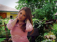 Девственная русская красотка Алессандра Джейн дразнит голым телом в саду