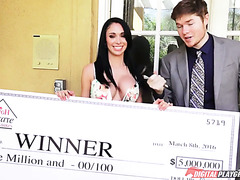 Джекки Вуд отпраздновала выигрыш лотереи трахом с ведущим