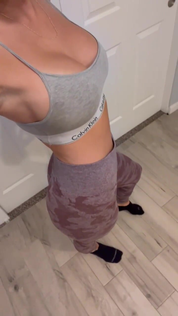 One of my favorite gym outfits. Makes it easy to show you my Tits and ass