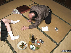 Пьяный старый японец отлизал пизду падчерицы и получил от нее минет