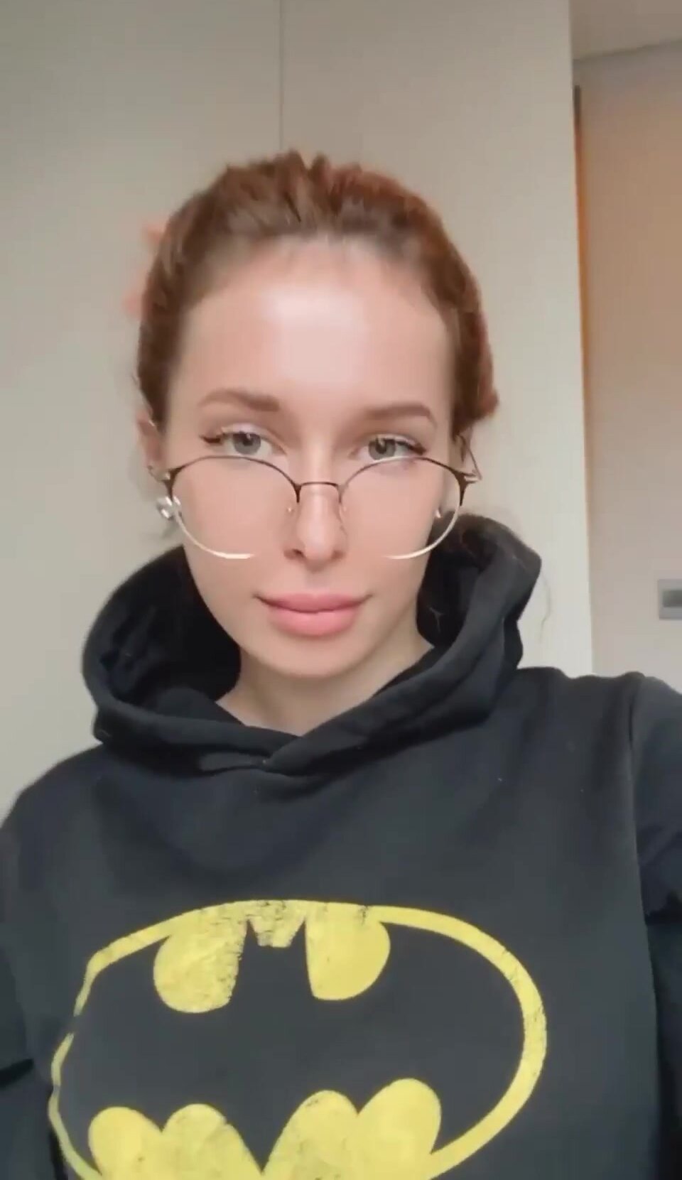 Little nerdy babe want to show her bra