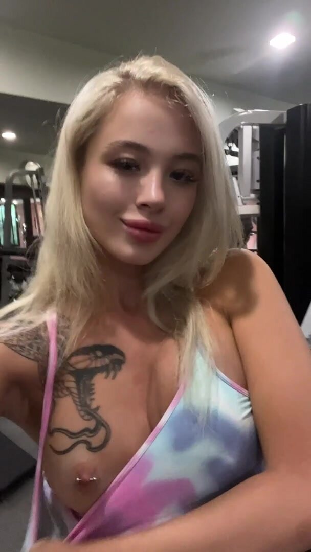 Showing my boobs at the gym